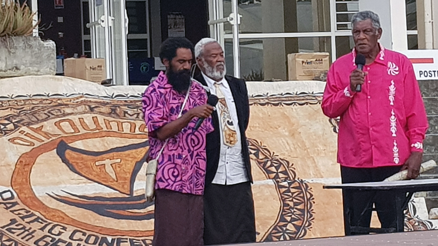 de gauche à droite : pasteur Billy Wetewea, enseignant au Centre de formation théologique et pastorale de Béthanie (Lifou) , pasteur Var Kaemo, actuel président du comité exécutif de l’EPKNC, pasteur Wakira Wakaine, précédent président du comité exécutif de l’EPKNC