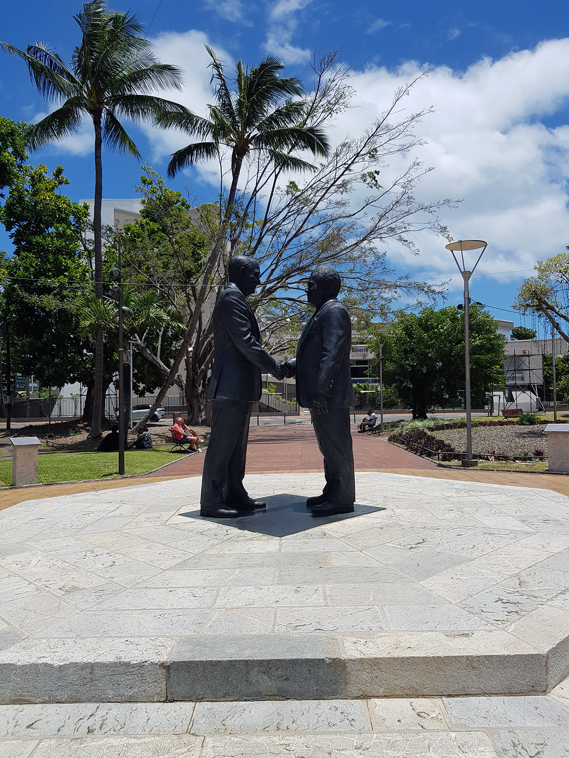 le monument de la paix, place des cocotiers à Nouméa représentant la poignée de main entre Jacques Lafleur et Jean-Marie Tjibaou en 1988